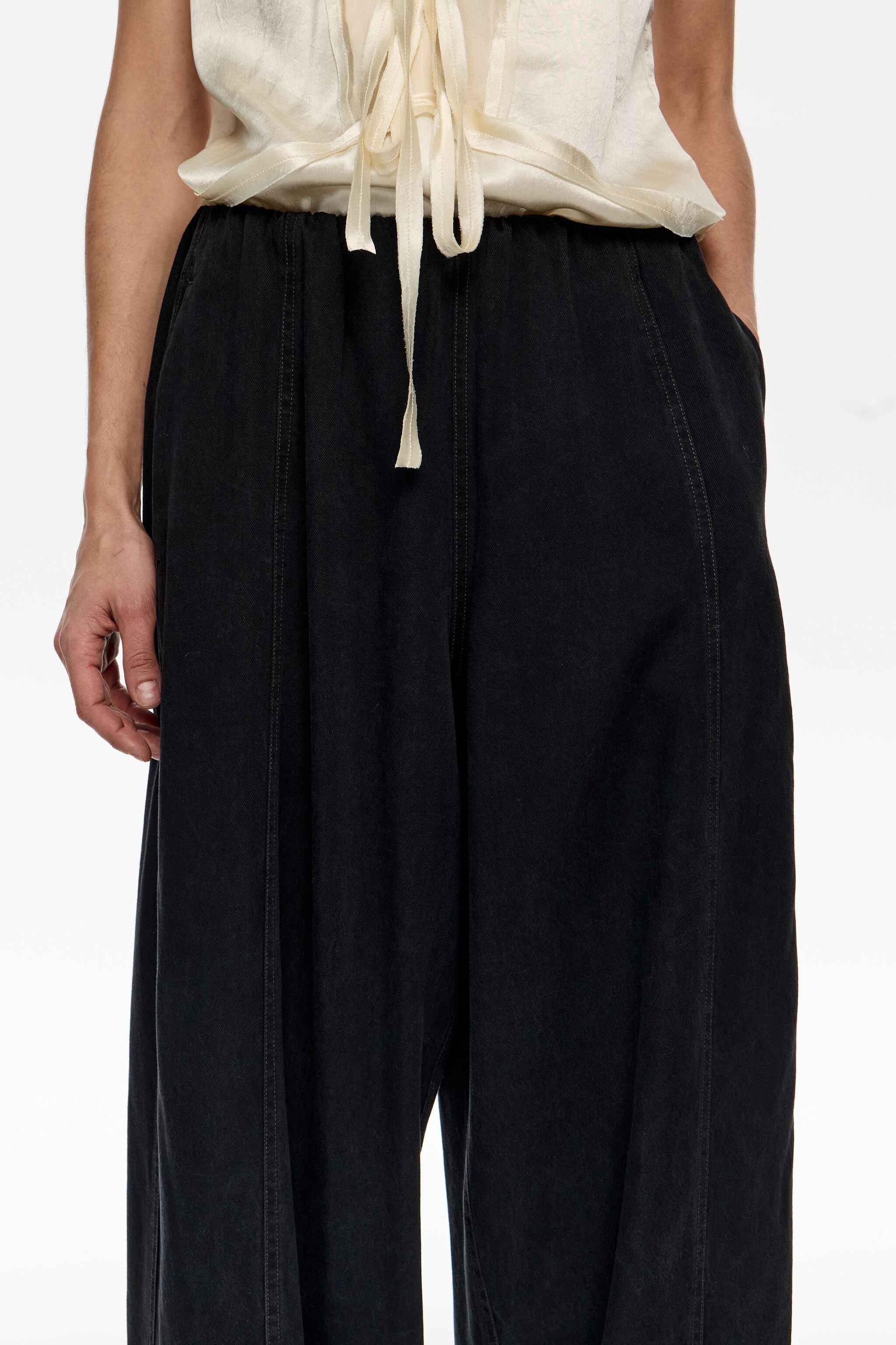 Calça preta de lavagem fluida com pernas largas