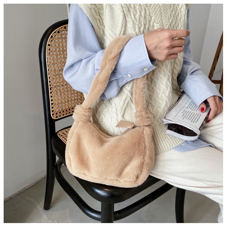 Daelynn - Fluffy Hobo-tas