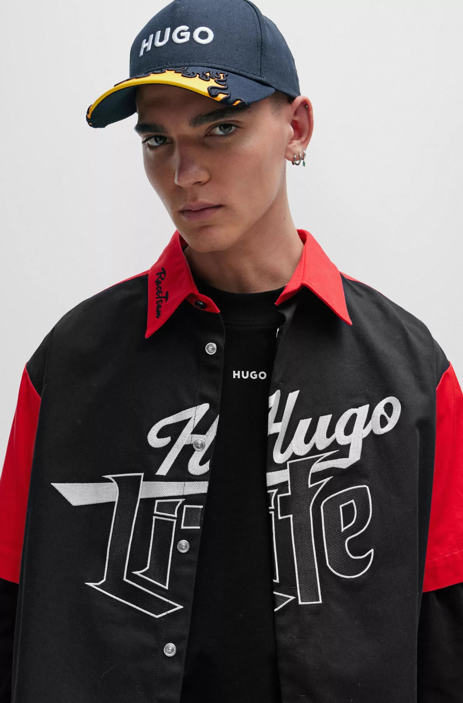 Camiseta HUGO vermelha em malha de algodão com modelagem relaxada e estampa do logo.