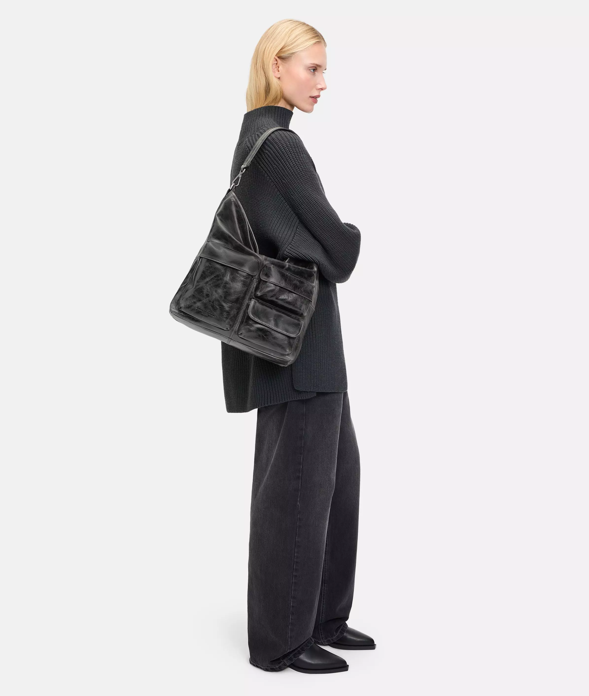 Archive LK 204 Hobo M Spacious hobo bag made from shiny cowhide leather