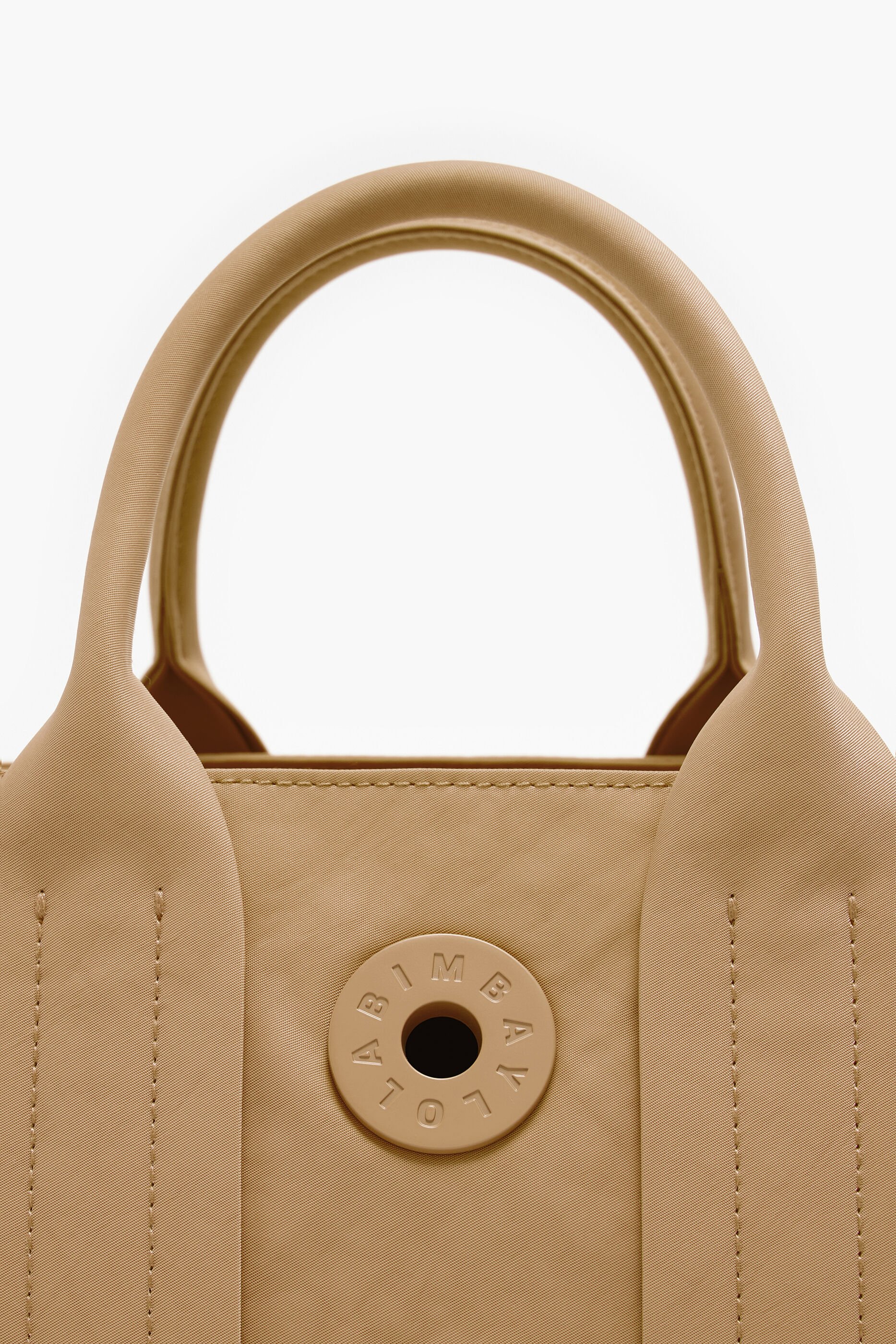 Bolsa pequena de tecido na cor bege.