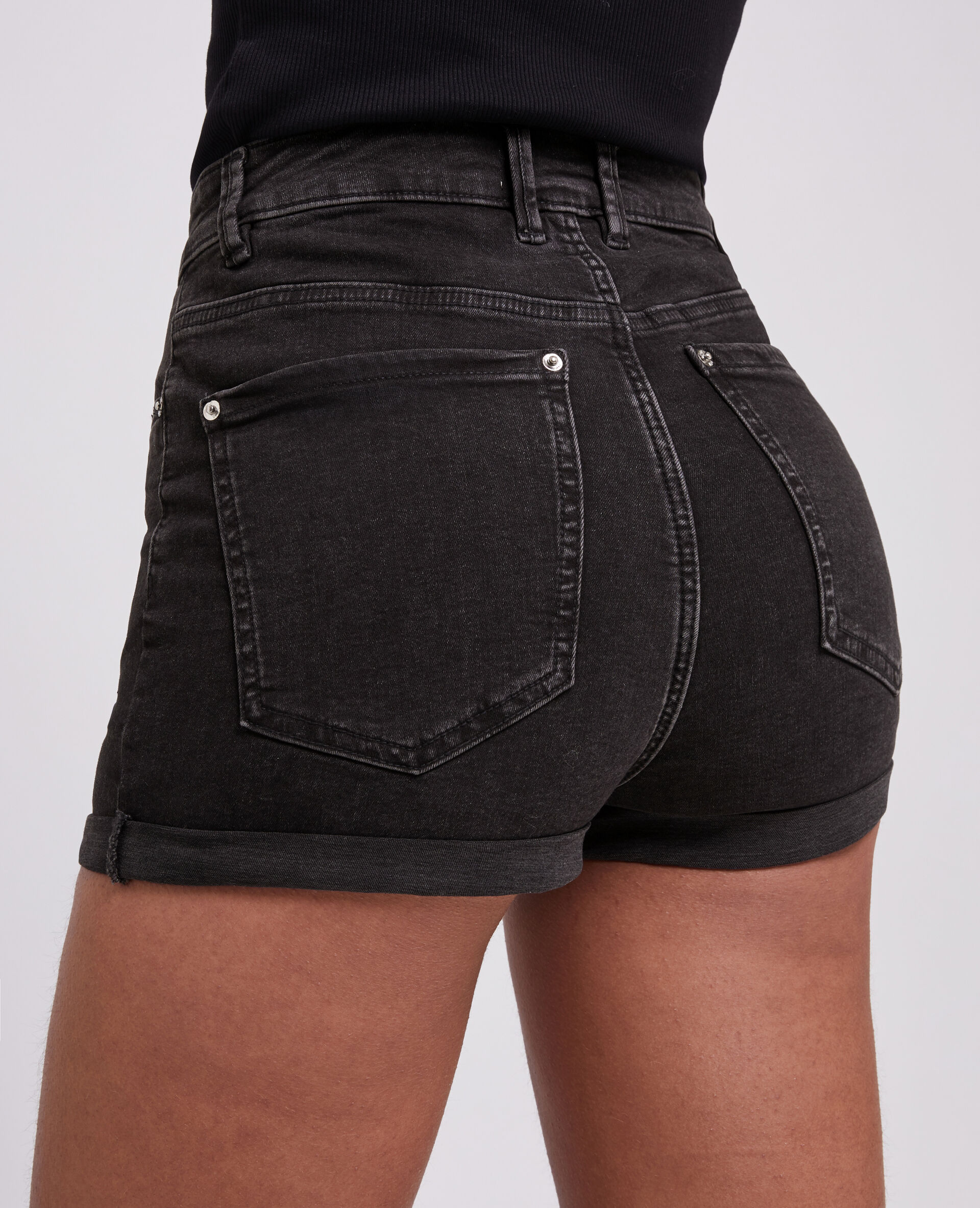 Short en jean bords roulottés - Noir