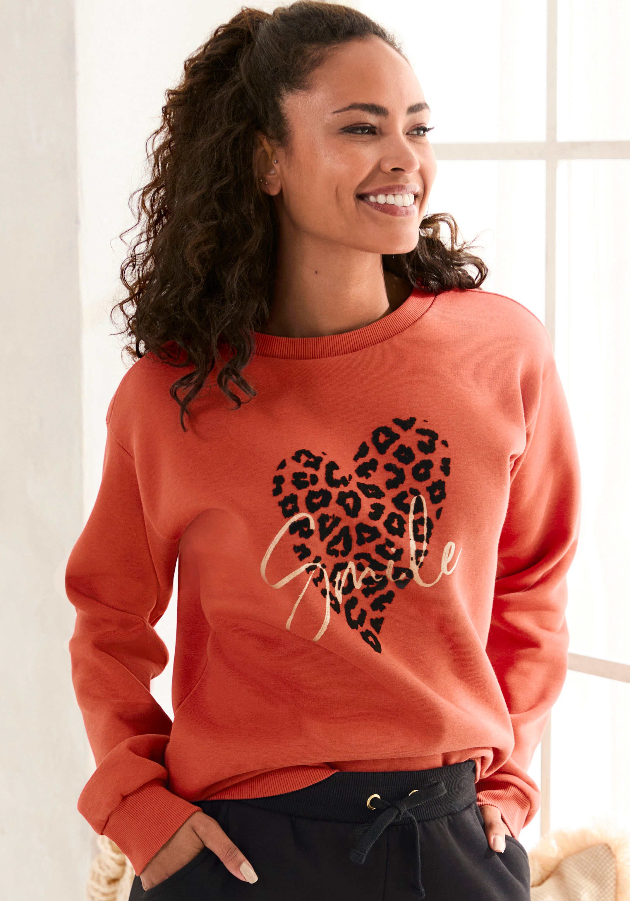 LASCANA Sweatshirt , mit Herz-Leo-Druck, Loungewear