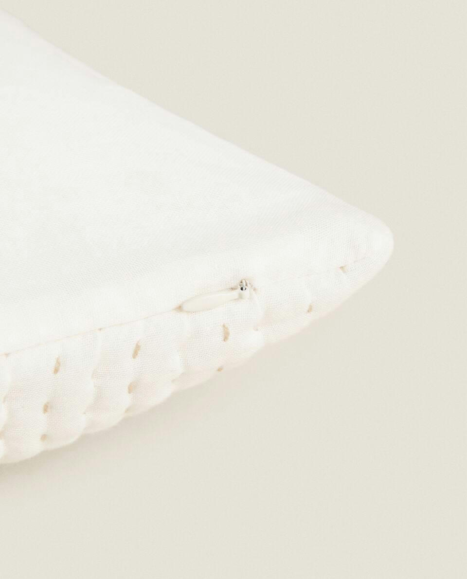 CAPA DE ALMOFADA COM COSTURA DETALHADA