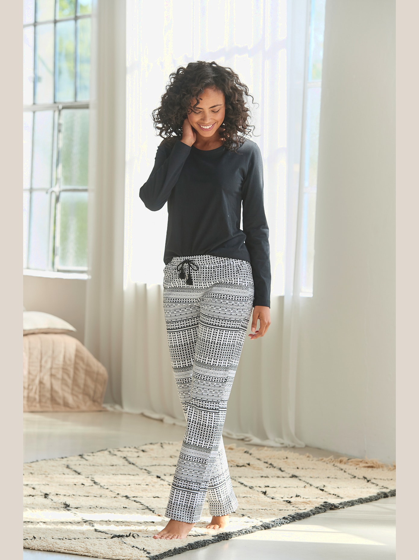 Pyjama avec haut uni et pantalon à motifs