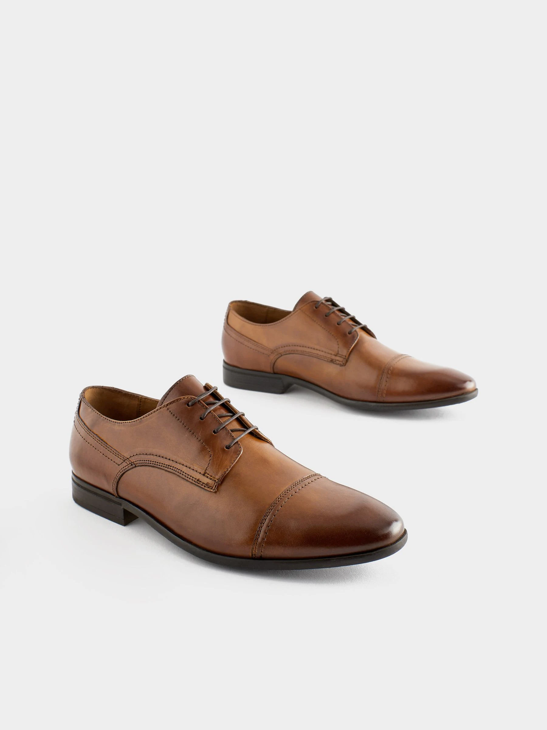 Lichtbruin - Standaard pasvorm - Leren derby-schoenen met neusstuk