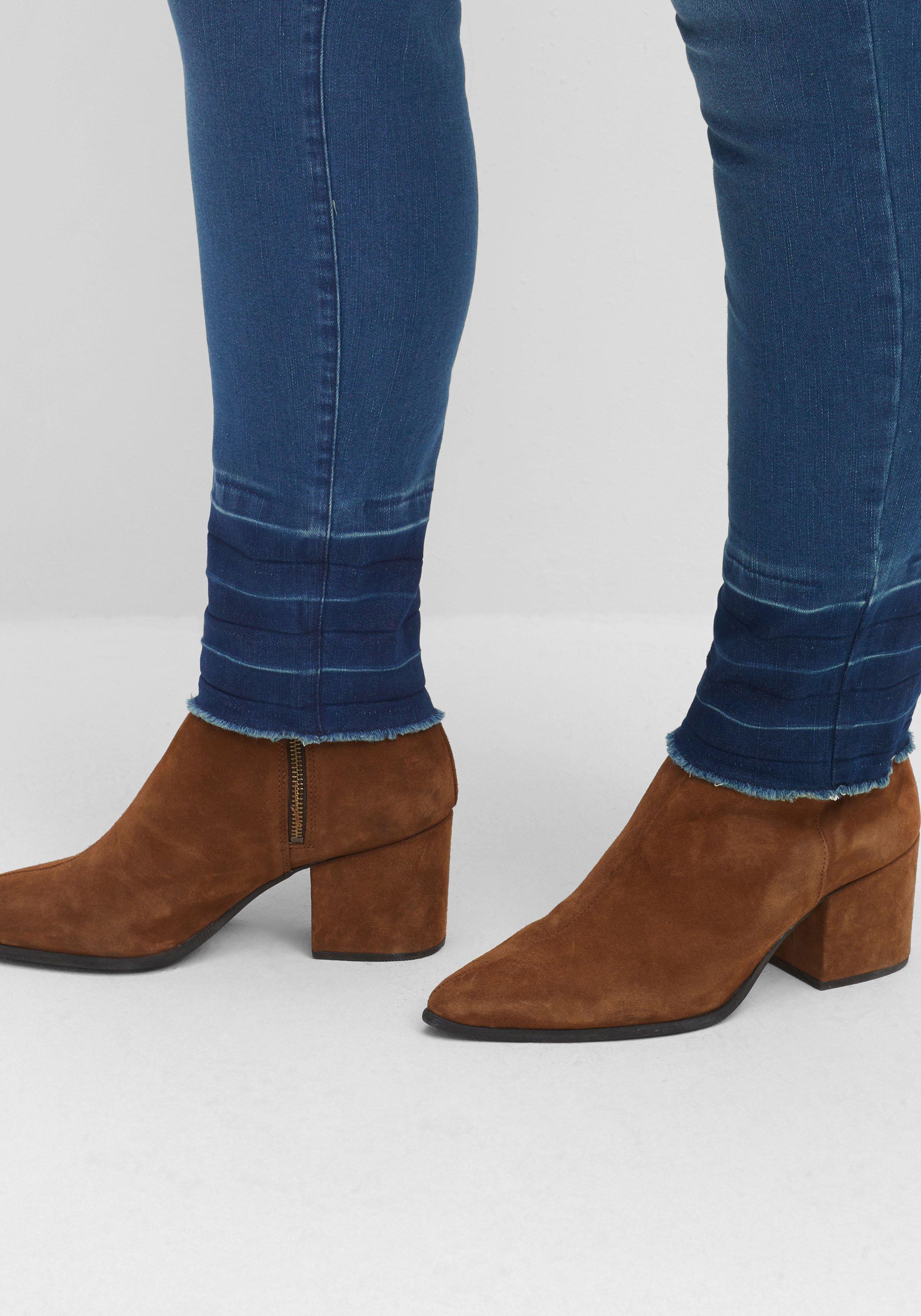 Schmale Jeans mit Kontrastsaum und Crinkle-Effekt