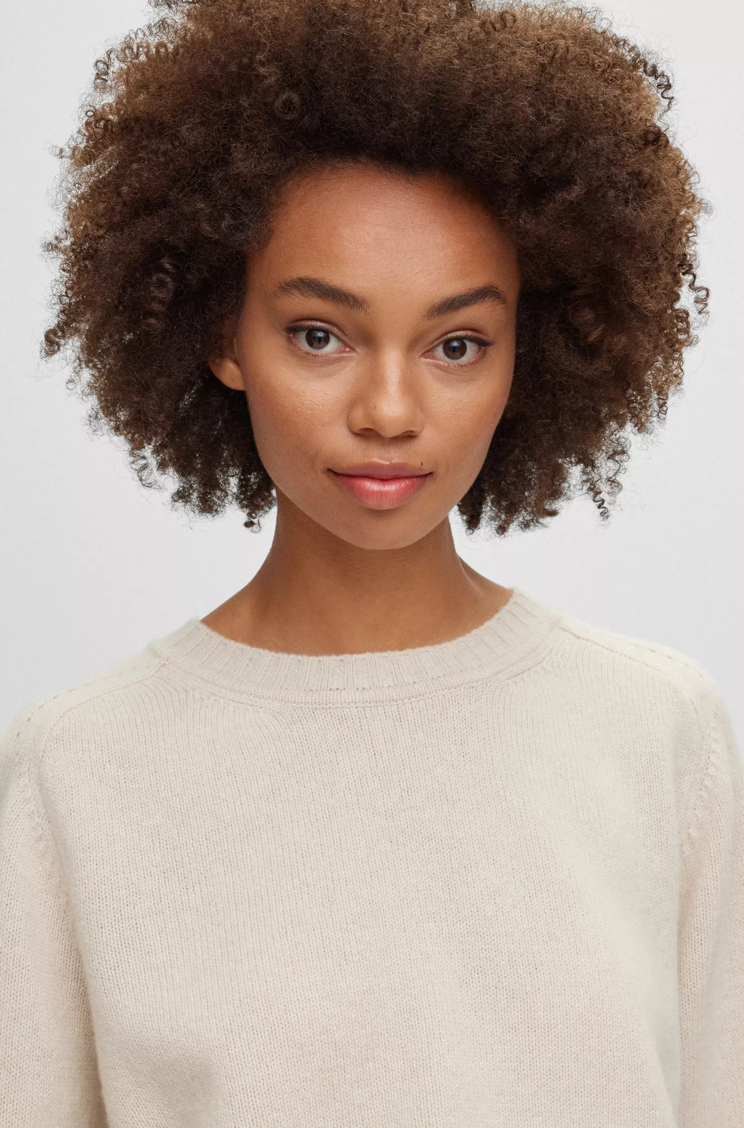 Suéter BOSS cor camelo com gola redonda em lã virgem e cashmere.