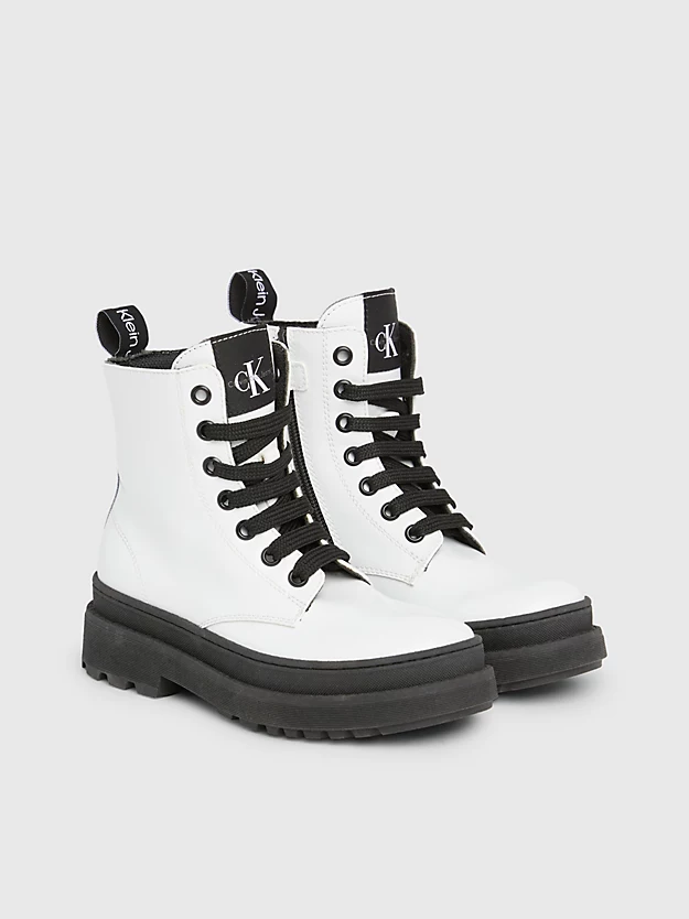 Botas infantis com cadarço