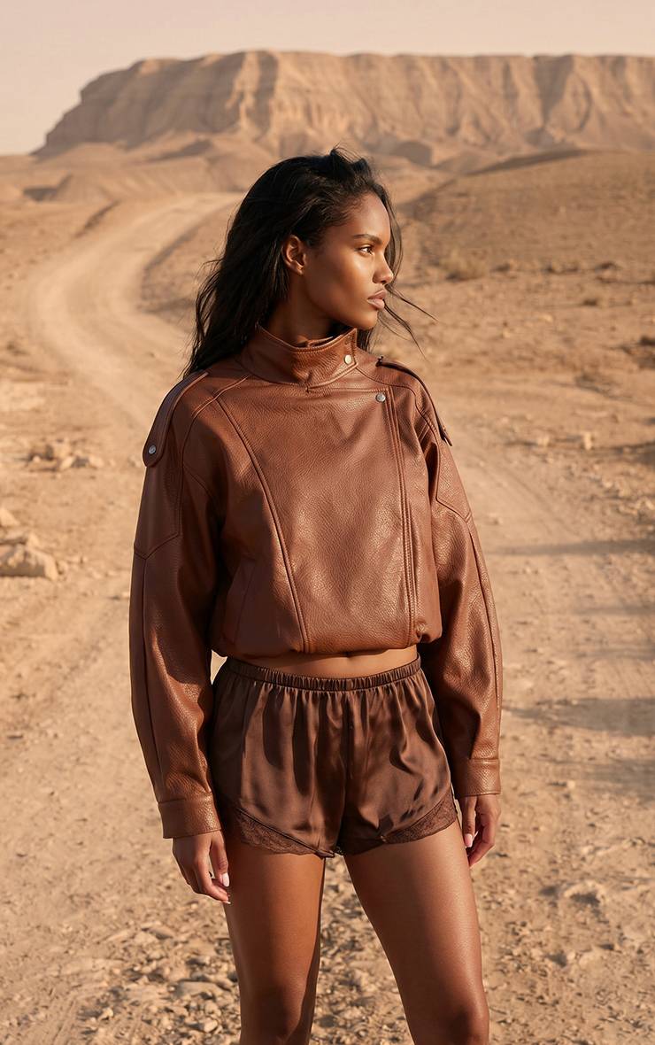 Chocolat Short Satiné À Détails En Dentelle