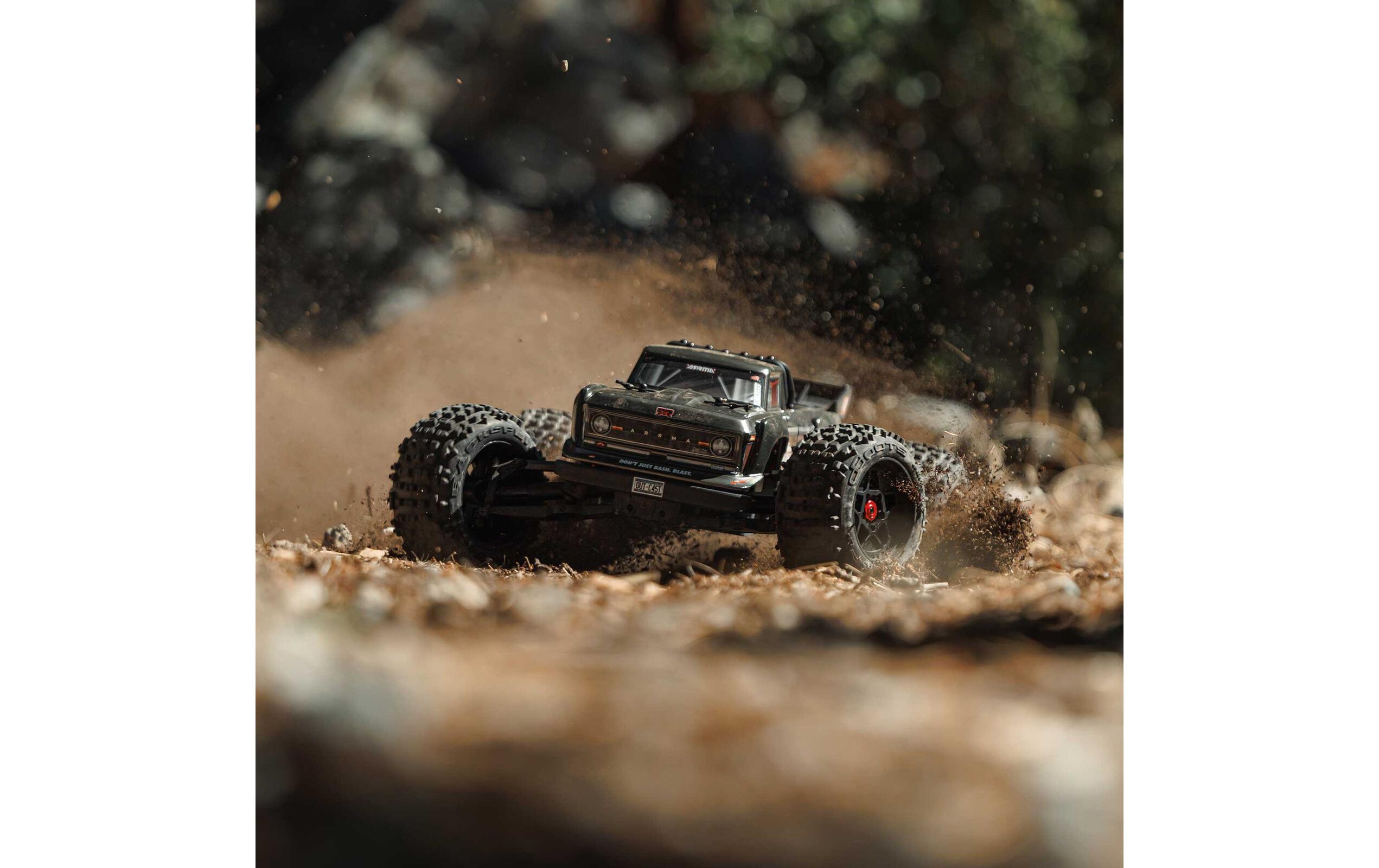 Monster Truck Outcast 4x4 4S V2 BLX Grau, ARTR, 1:10<br>Robuster Stunt Truck mit 4S Brushless Antrieb