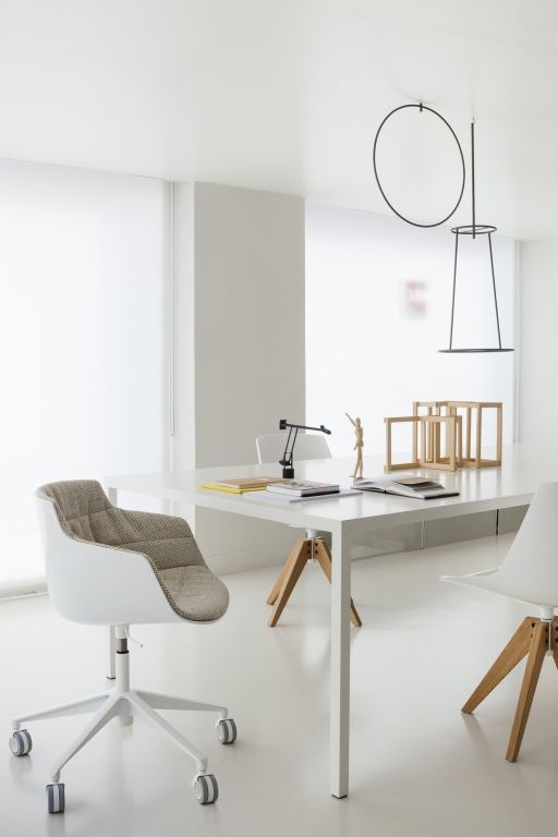 MDF Italia Flow Slim Chair gestoffeerde bureaustoel, grijs onderstel, zwarte kuip, Londra burgundy
