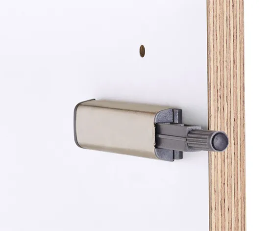 Kleiner Büroschrank mit Furnierkante