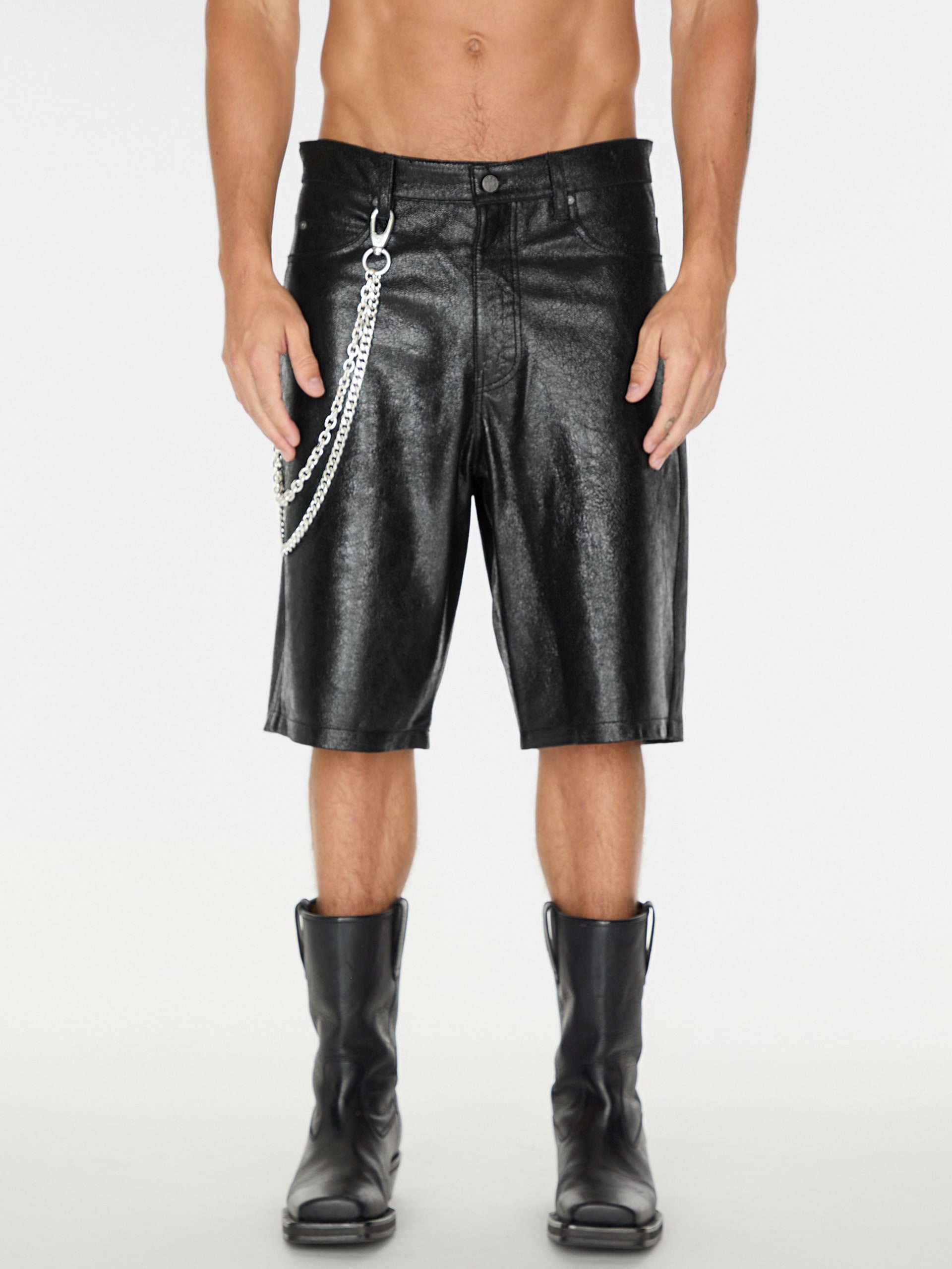 shorts de couro craquelado