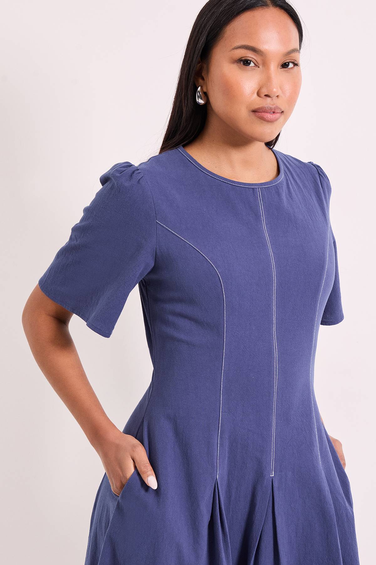 Wallis Robe Midi à Détails de Coutures et Plis Rapportés
