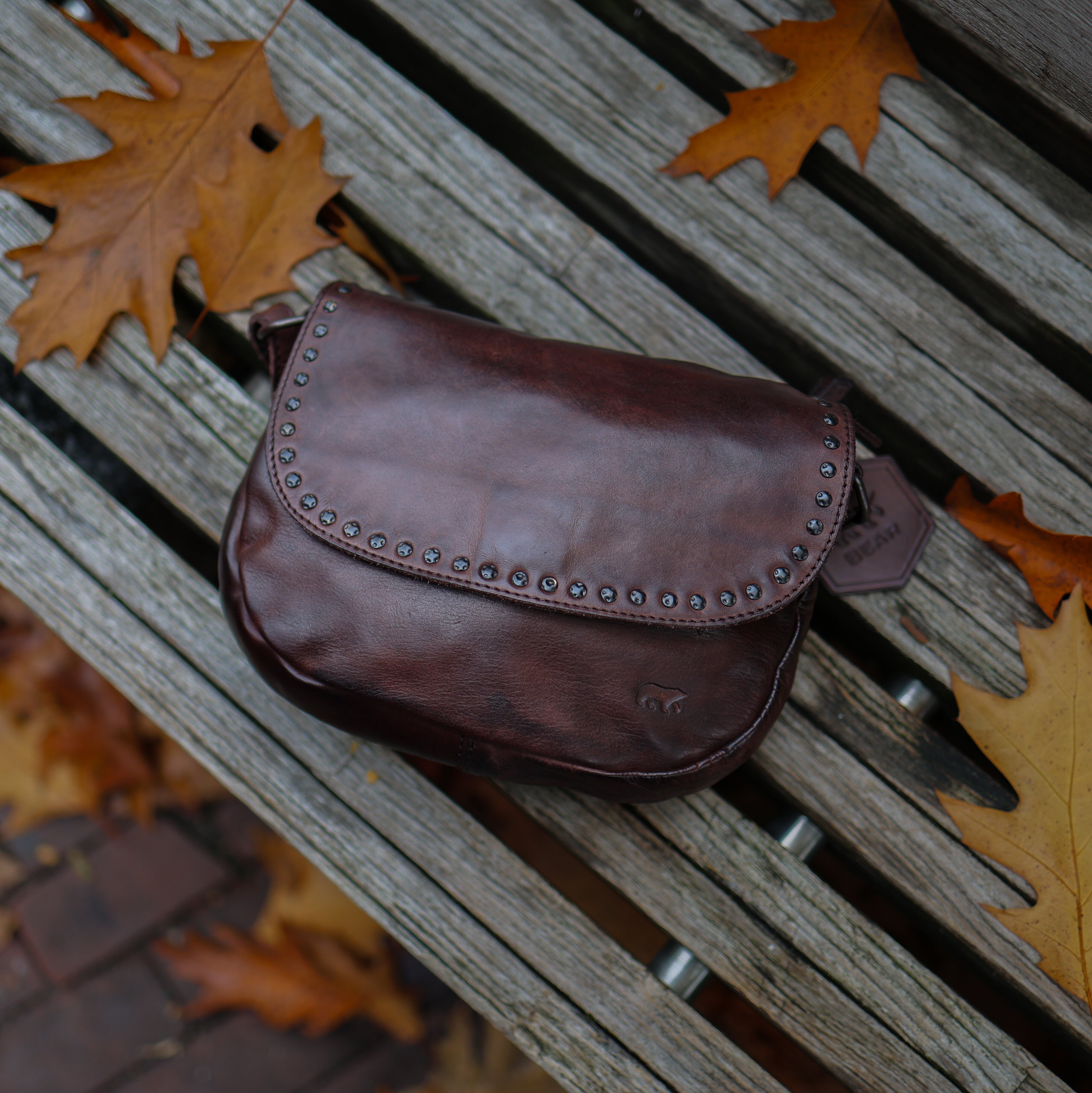Klein schoudertasje met flap 'Jackie' donkerbruin studs Bruin