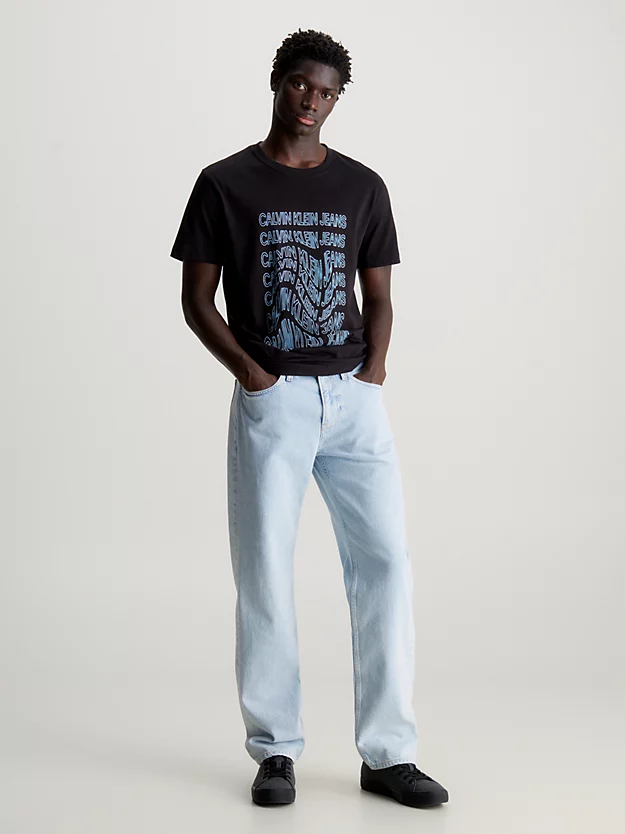 Camiseta com logotipo