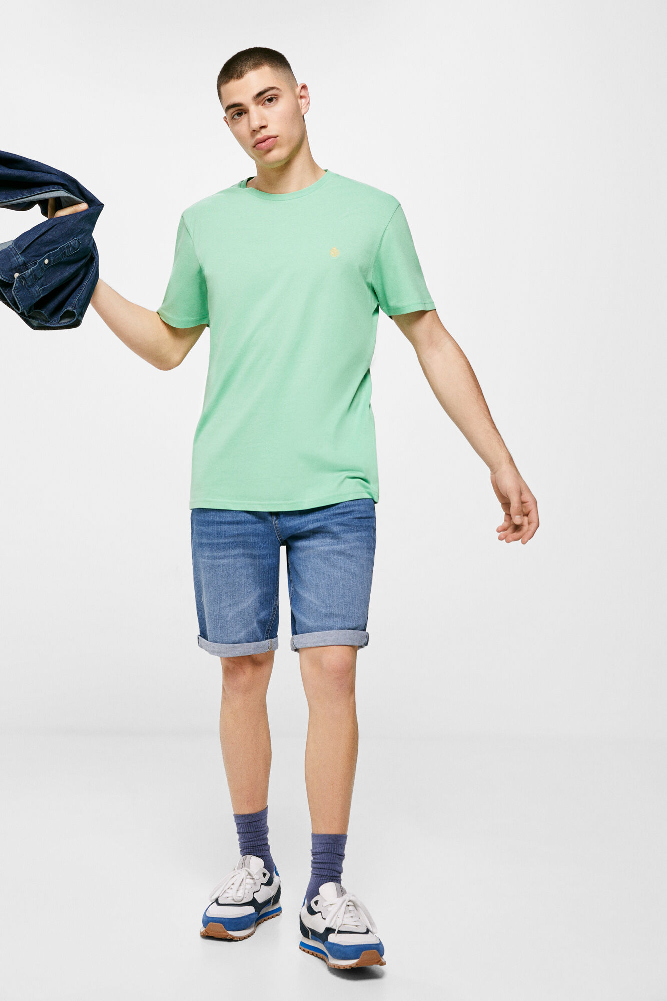 Camiseta básica com estampa de árvore - verde