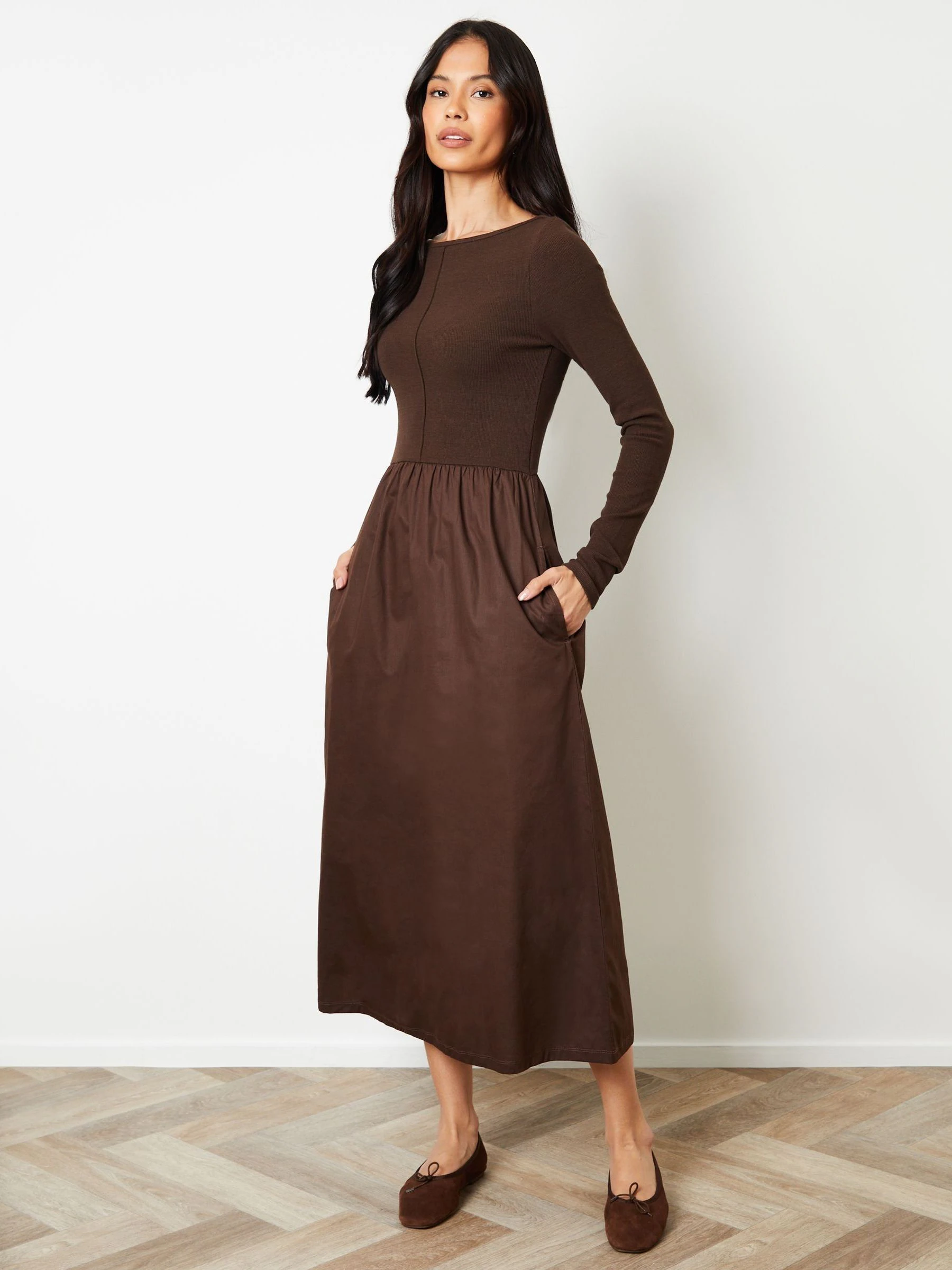 Bruin - Threadbare 2-in-1 Jersey Poplin Mix jurk met schuine hals en lange mouwen