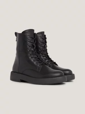 Botas de couro com cadarço e forro xadrez