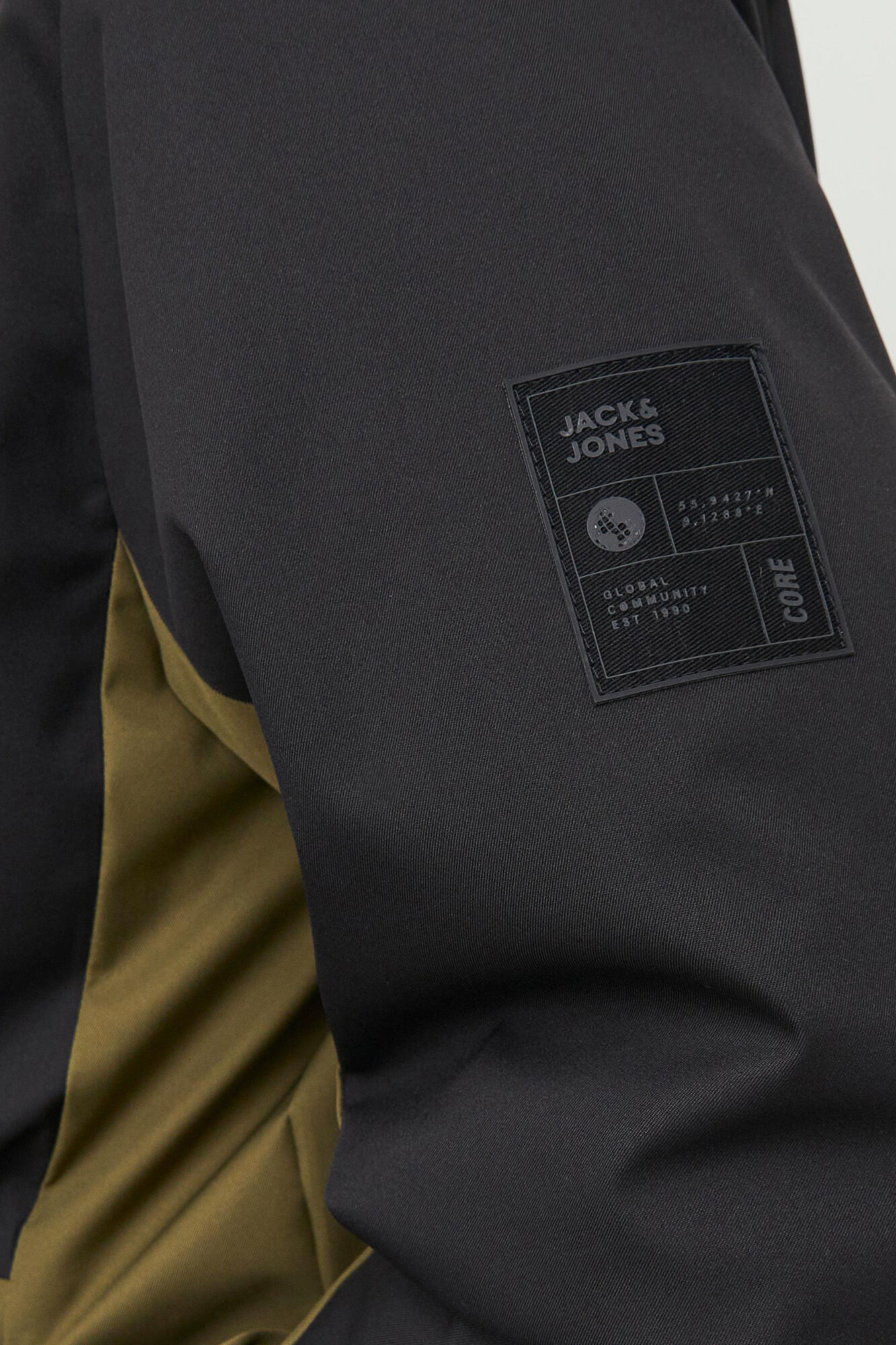 Jaqueta softshell color block com capuz.