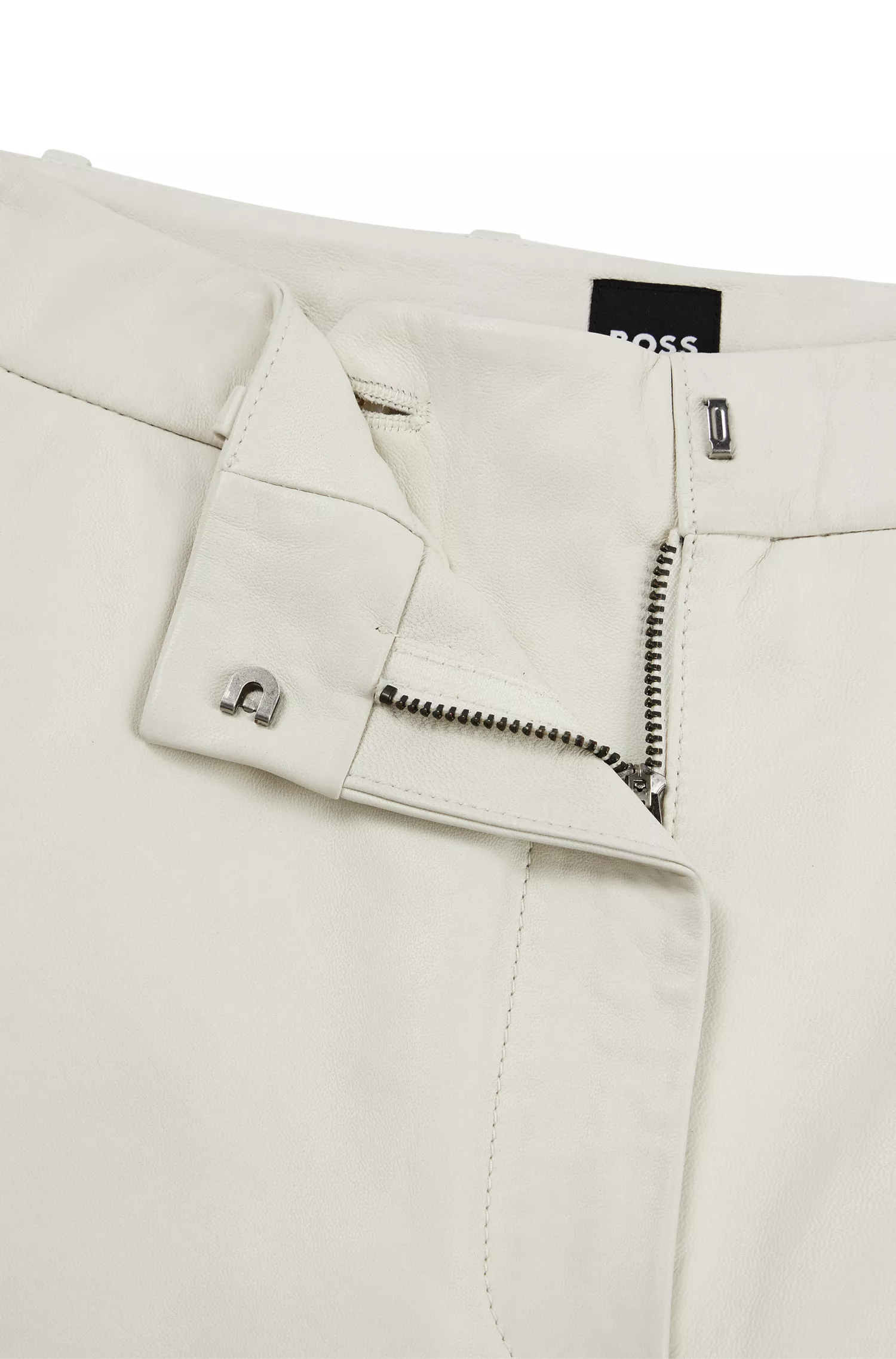 Calça de couro BOSS preta, corte regular e pernas largas.
