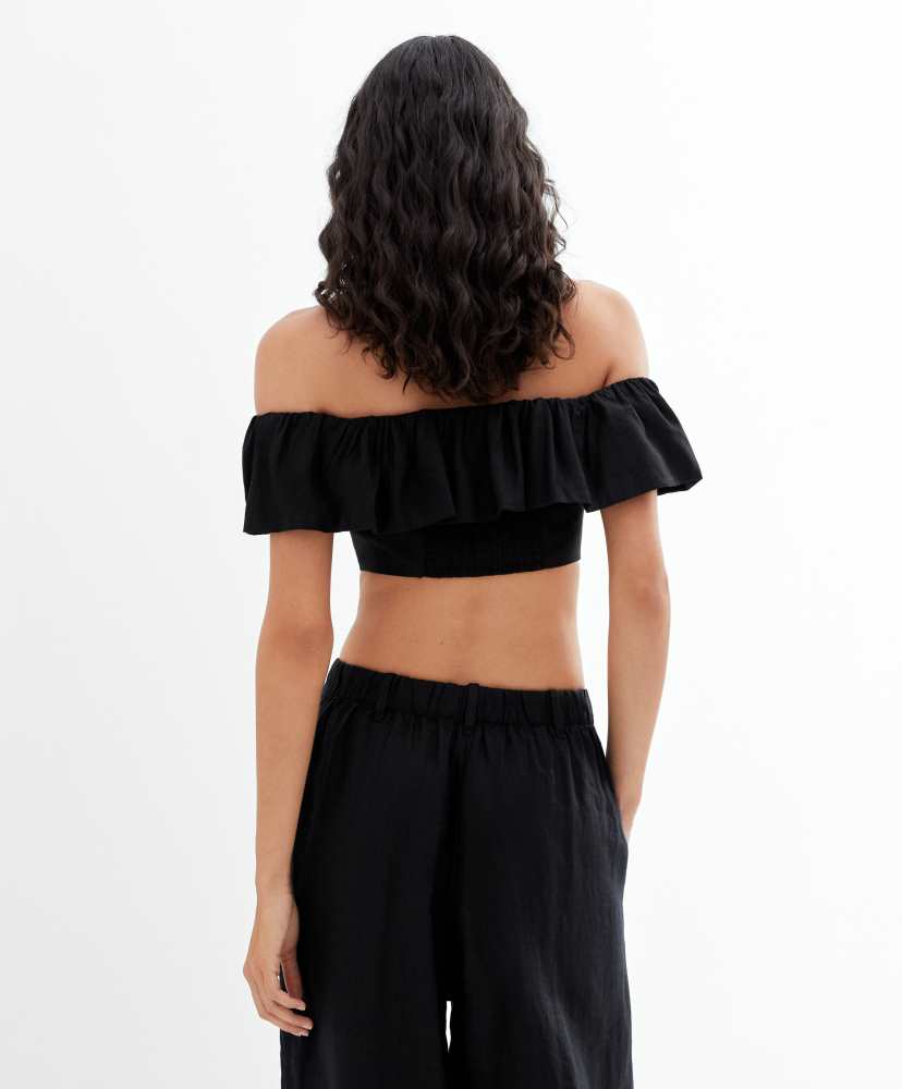 Blusa de linho com ombros à mostra