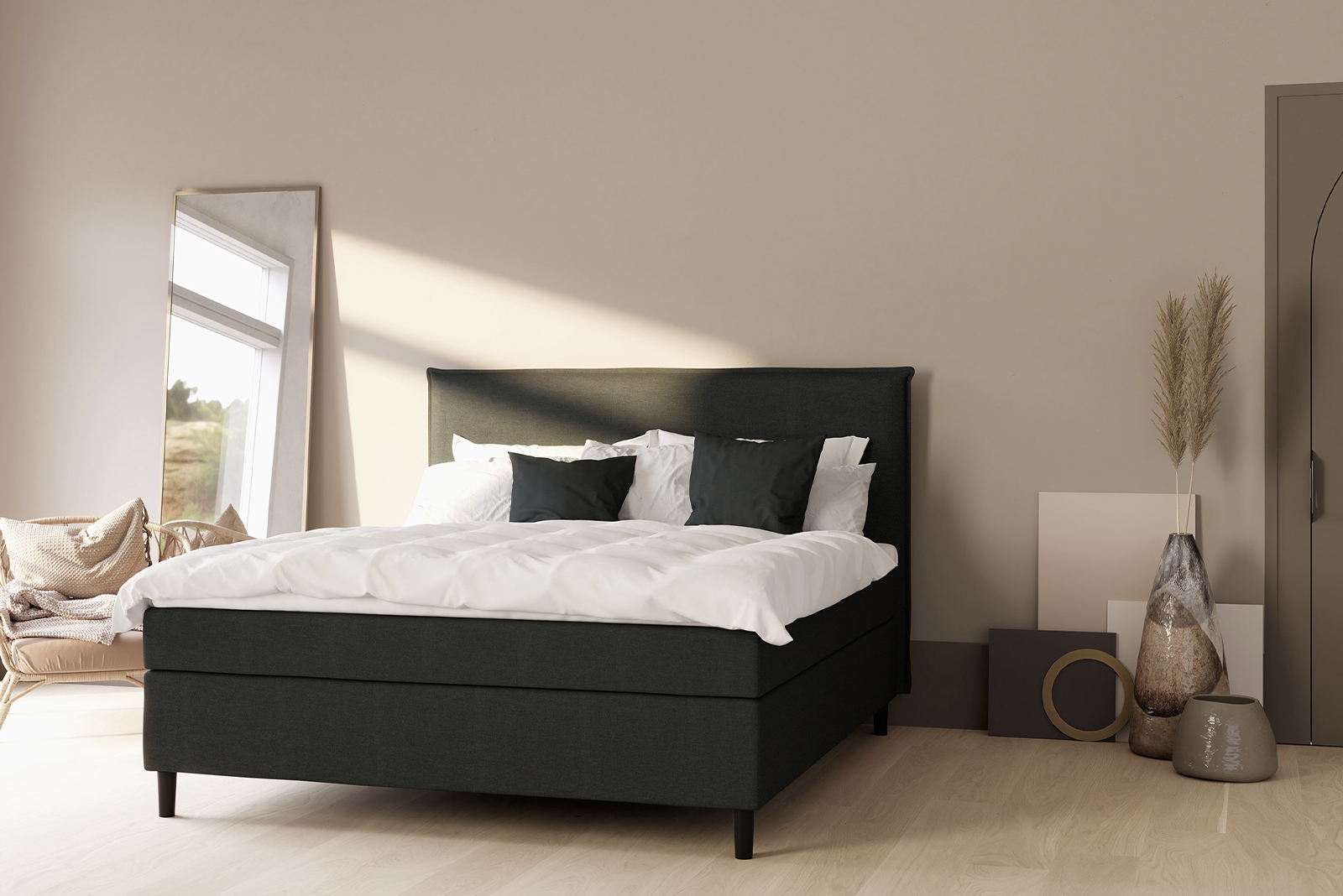 Sensitive 200 kontinentalseng Tekstil Chia 28 i 180x200 cm. Medium/Fast komfort med Premium hyperflex overmadrass og runde sorte ben 13cm. Sengegavl selges separat.