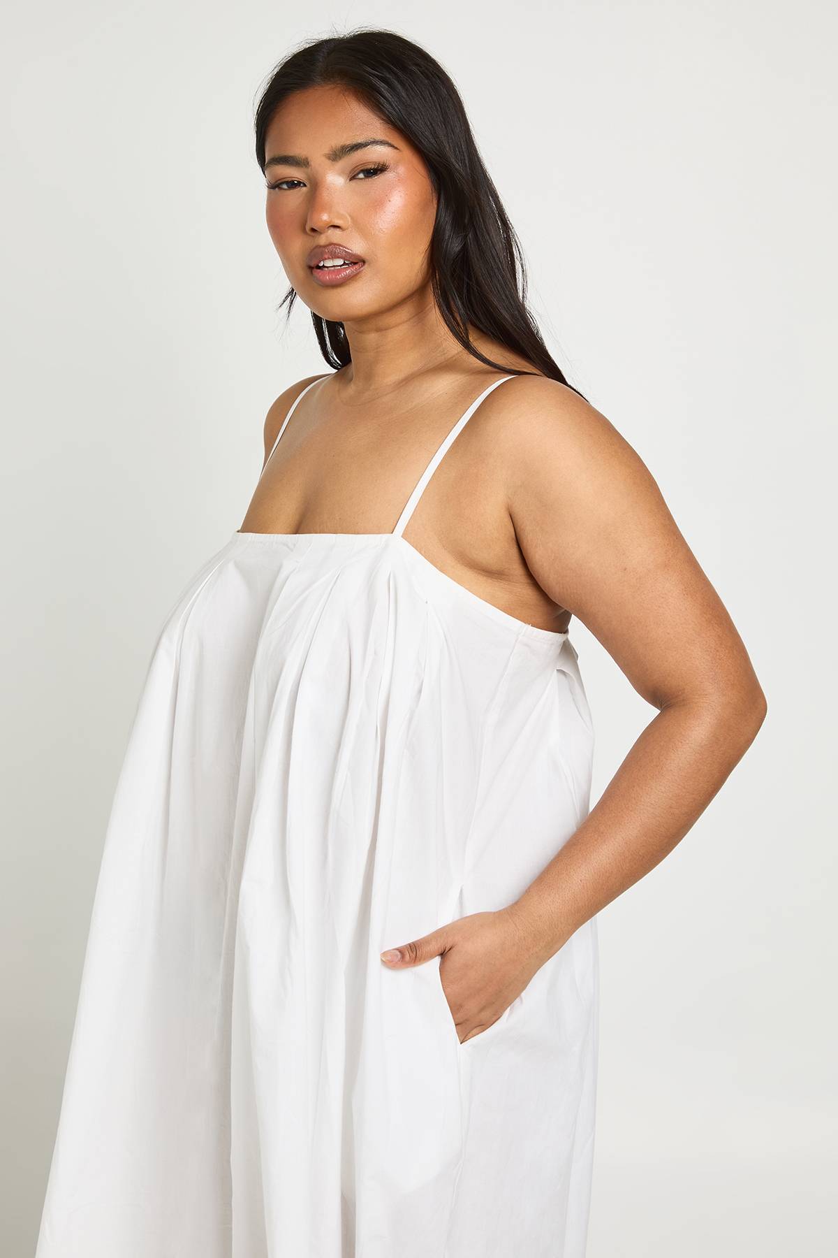 boohoo Robe Maxi Plissée À Volume En Popeline De Coton Grande Taille
