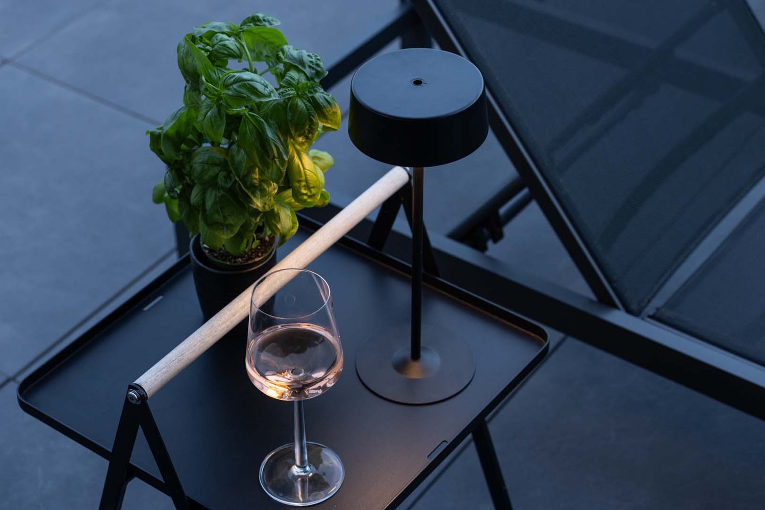 Tern LED tafellamp voor buiten, zwart. 15 x 15 x 34 cm