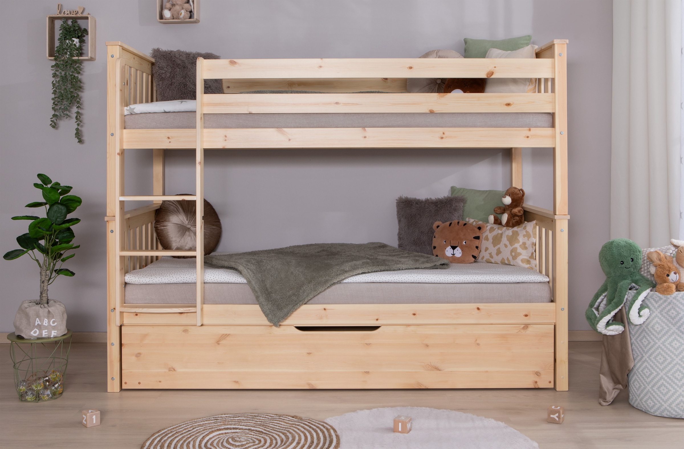 Ticaa Etagenbett »Sammy, umbaubar zu 2 Einzelbetten, edles Design im Landhausstil« 90x200cm,  inklusive Schubkasten, 2x Rollrost, zertifiziertes Massivholz Kiefer