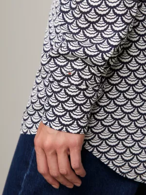 Camisa moderna de corte regular com estampa de vieira