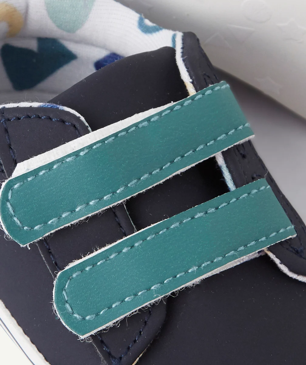 CHAUSSONS STYLE BASKETS BÉBÉ GARÇON À SCRATCHS BLEU ET VERT