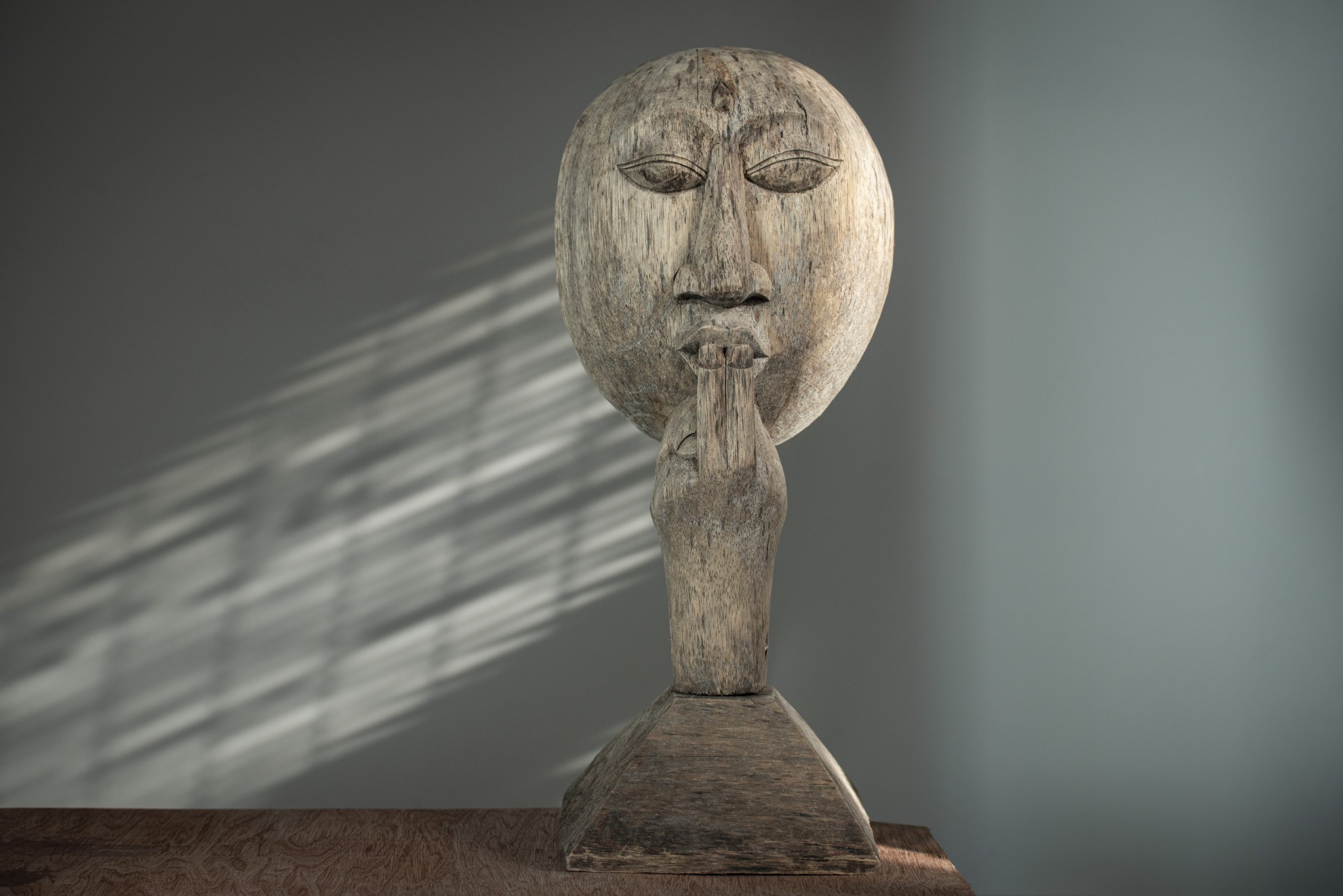 Holz-Skulptur 'Kuss', natur, H 47 cm, B 23 cm, L 20 cm von fischer's lagerhaus