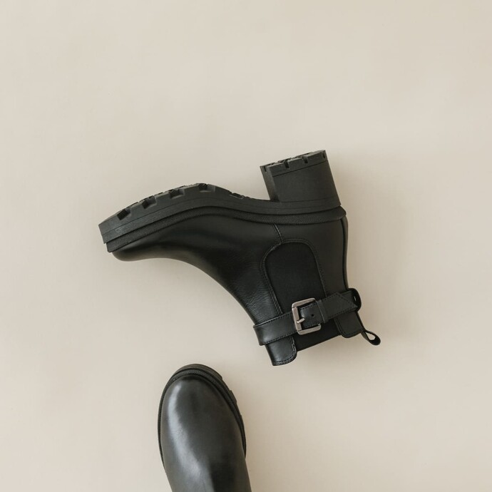 Bottines à boucles et semelles crantées  en cuir noir