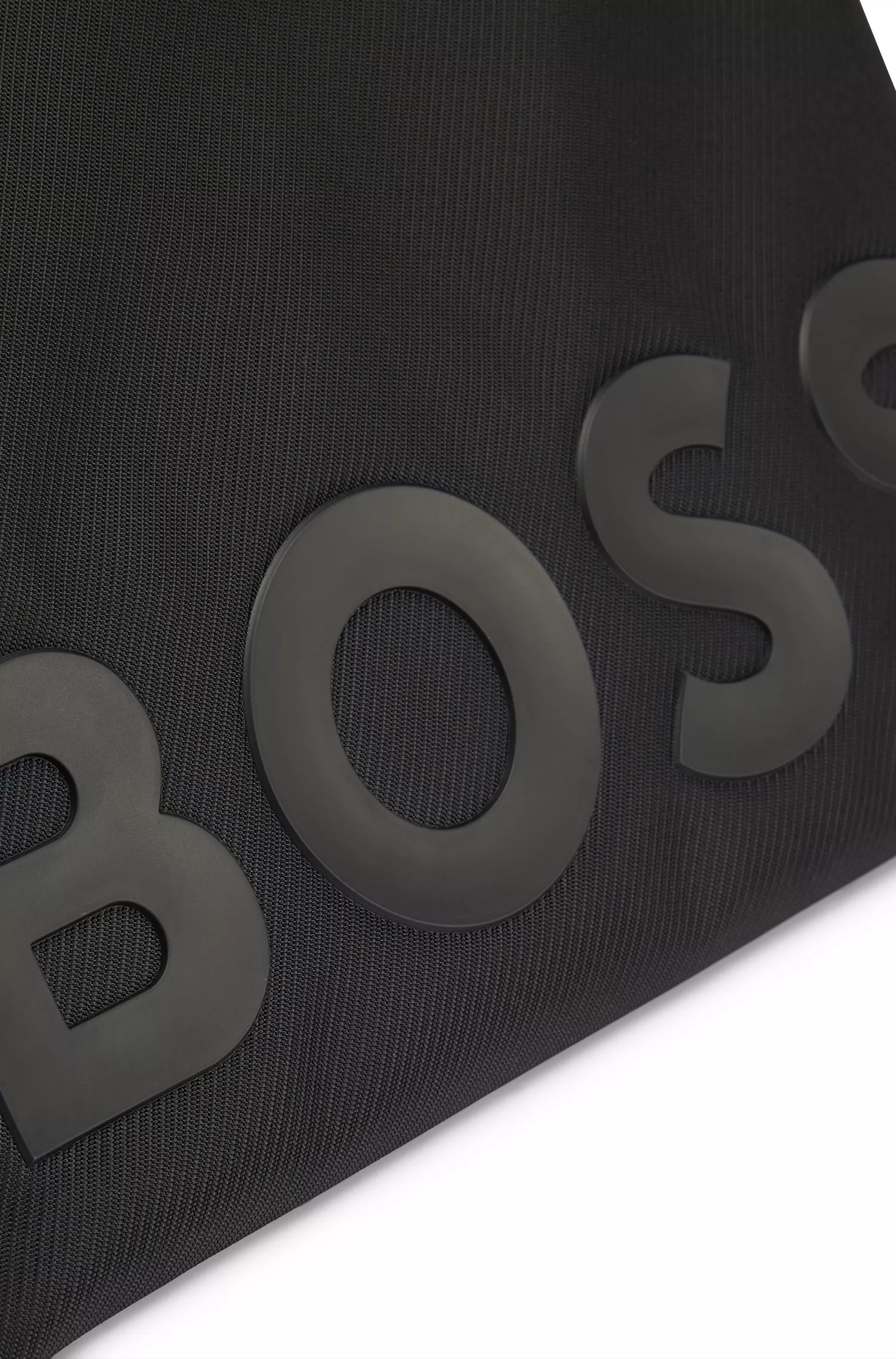 Bolsa envelope BOSS com logotipo preto em material reciclado texturizado.