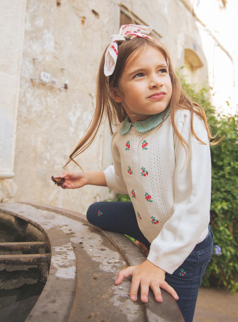 Pull écru ajouré à broderies fleuries et fraises