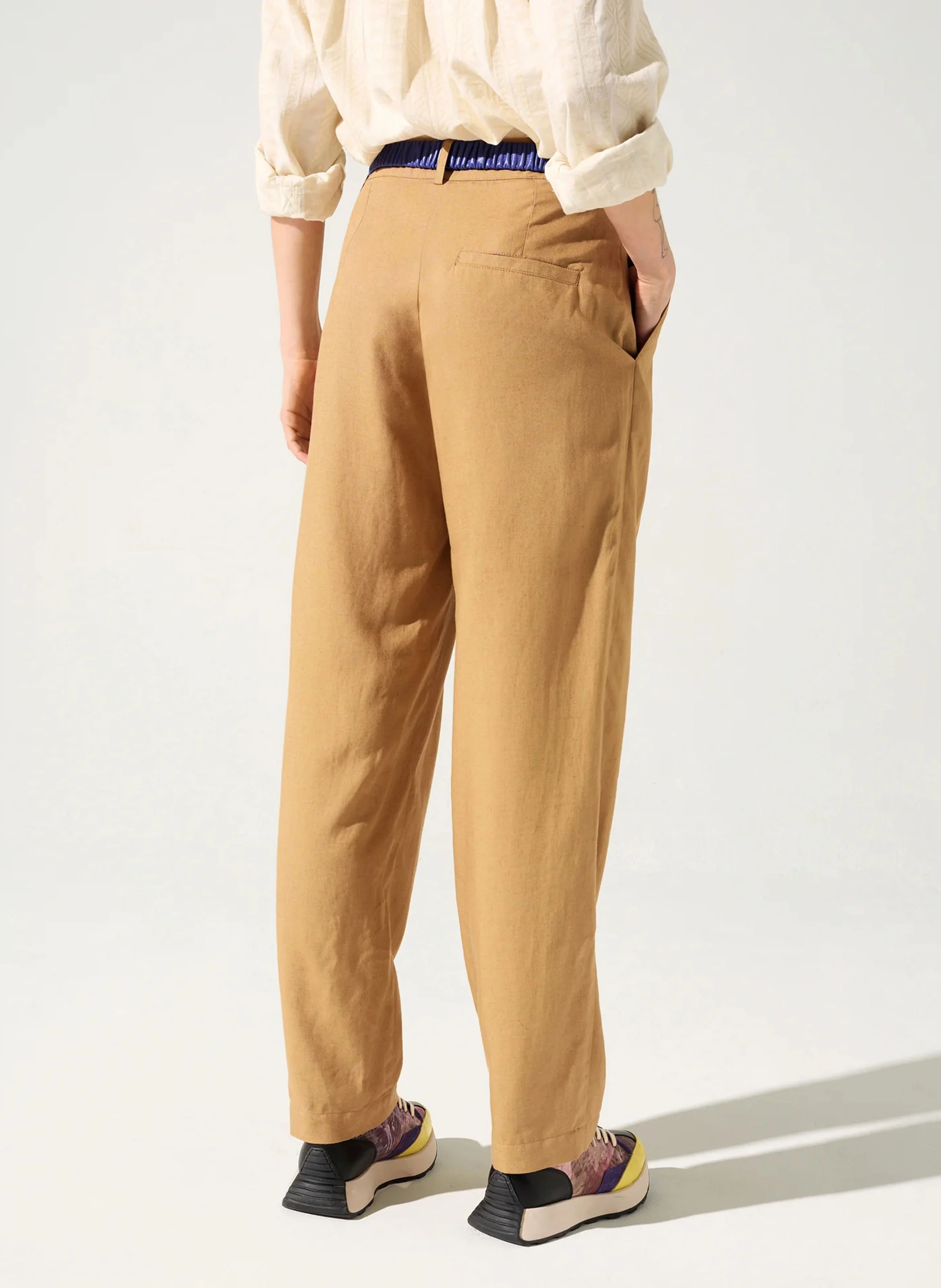 LOUKA - Pantalon carotte taille haute | Marron
