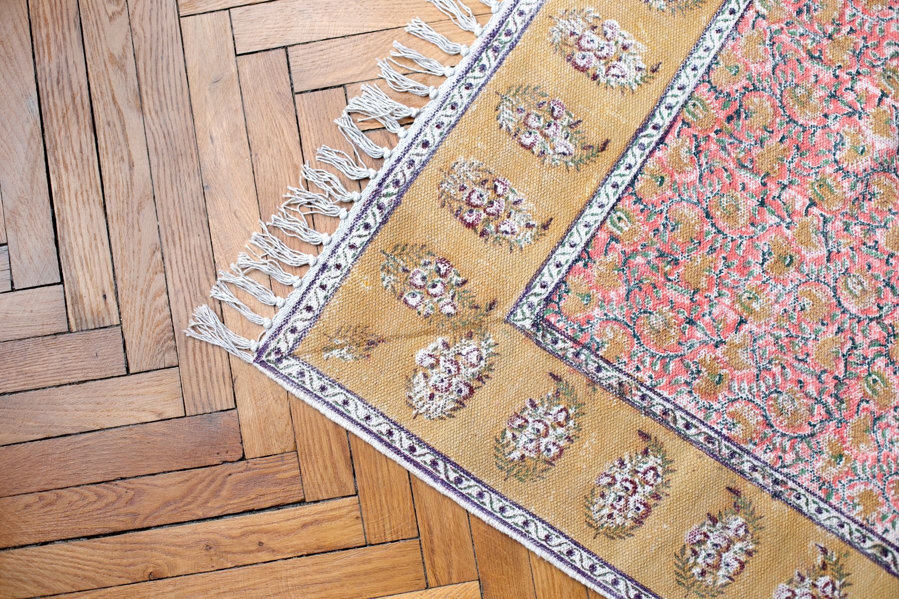 Tapis à motifs moutarde et rose 120 x 180