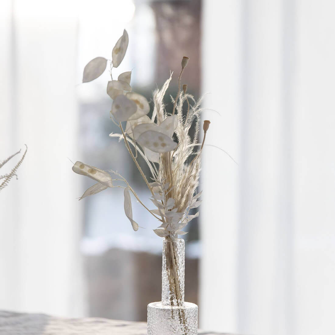 Gedroogde bloemenboeket, tafeldecoratie, wit