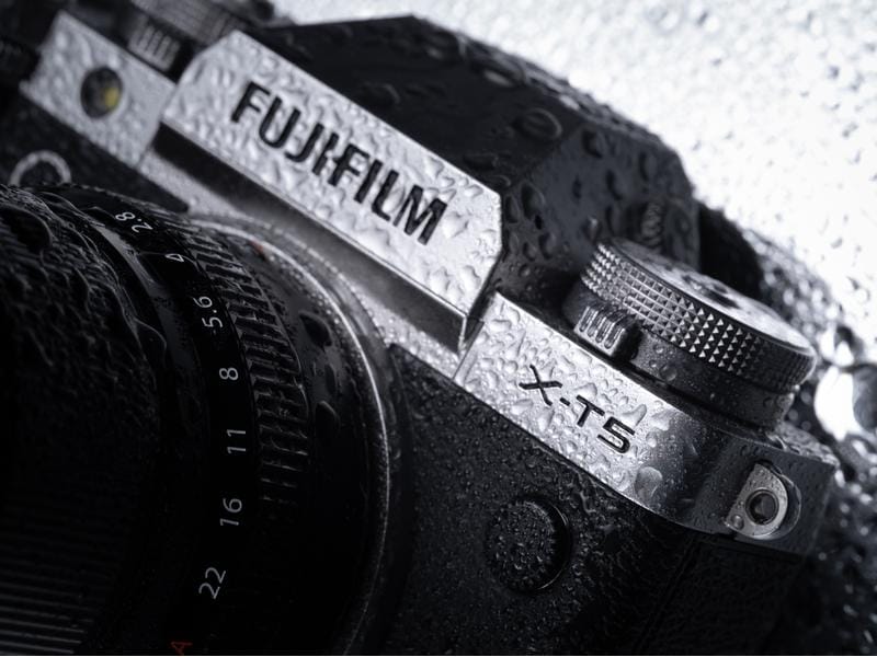 Fujifilm Fotokamera X-T5 Kit XF 16-50mm Silber Spiegellose Systemkamera mit 40.2 Megapixel-Sensor und integriertem Fünf-Achsen-Bildstabilisator inkl. Objektiv