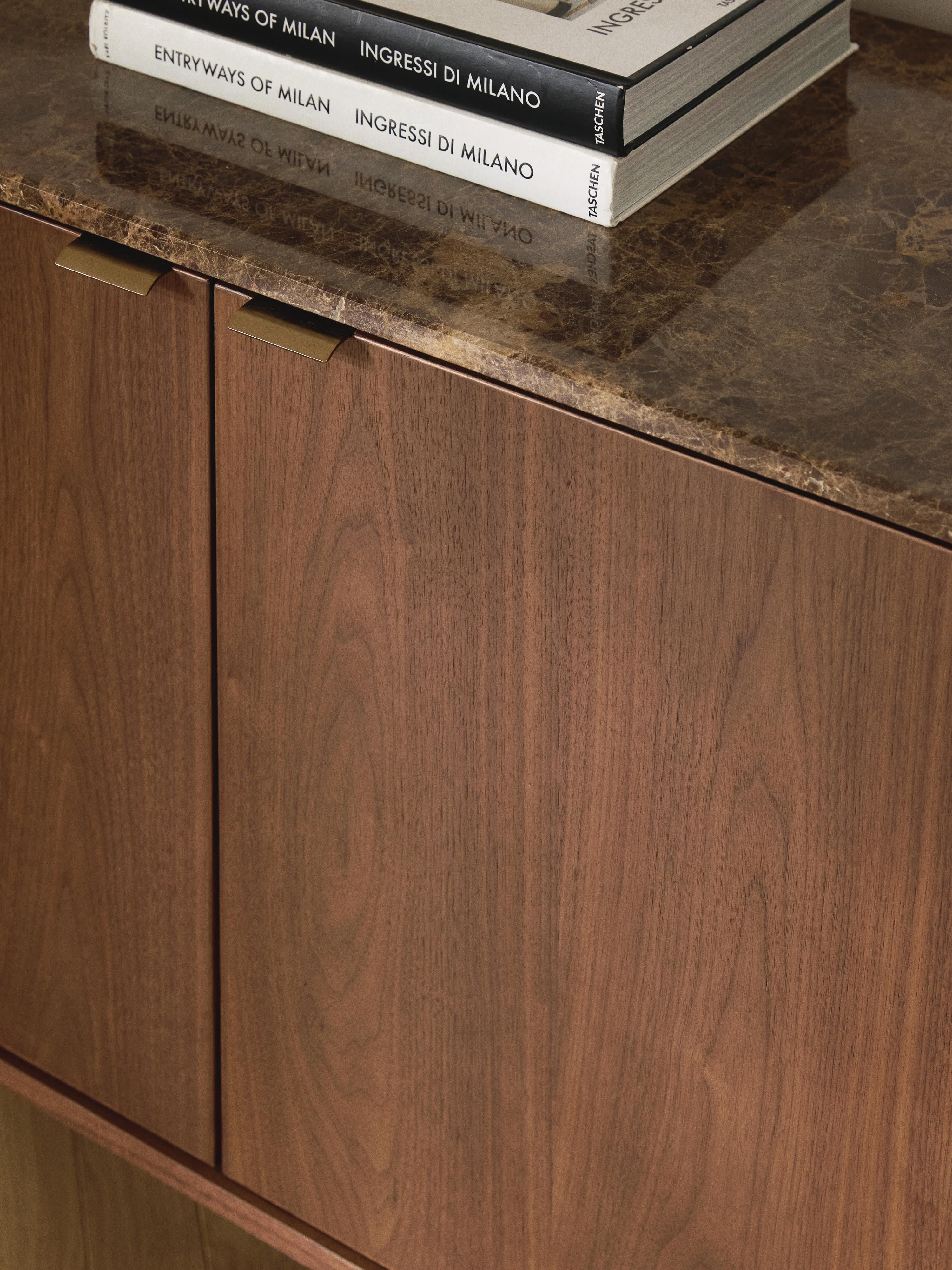 Houten dressoir Zumi met afgeronde hoeken en gemarmerd tafelblad