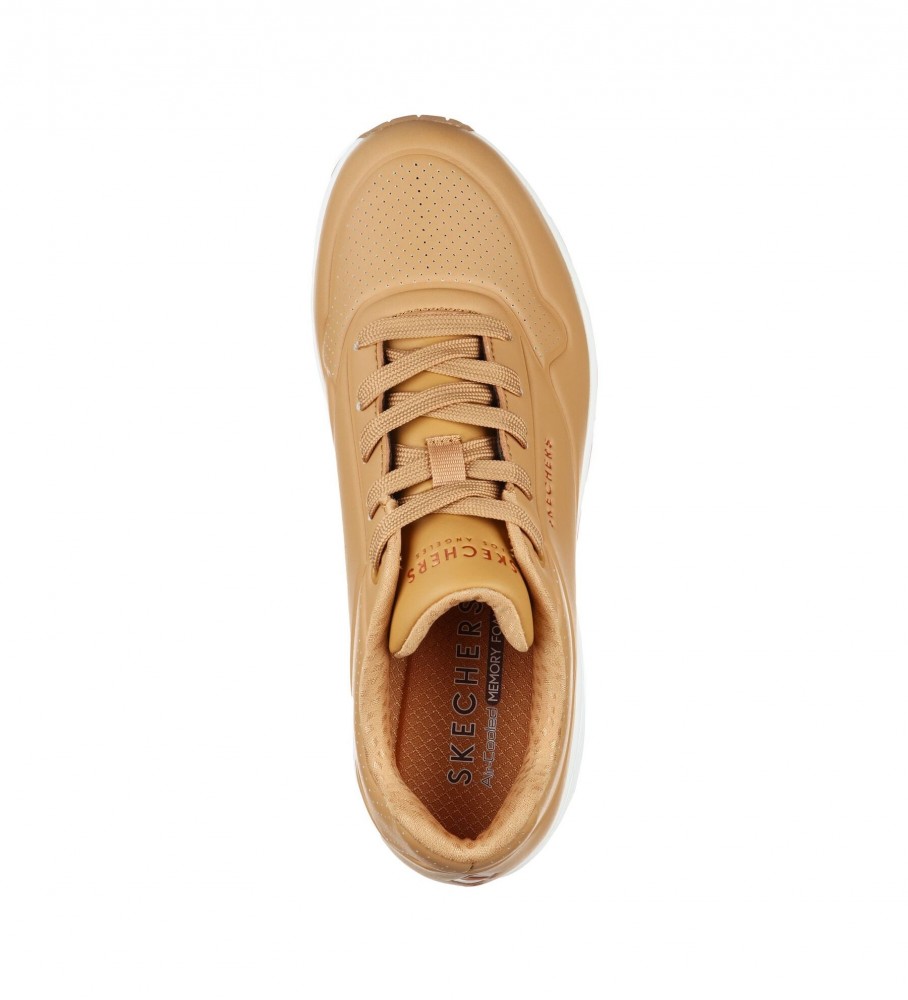 Tênis Skechers UNO Stand On Air, marrom e laranja.