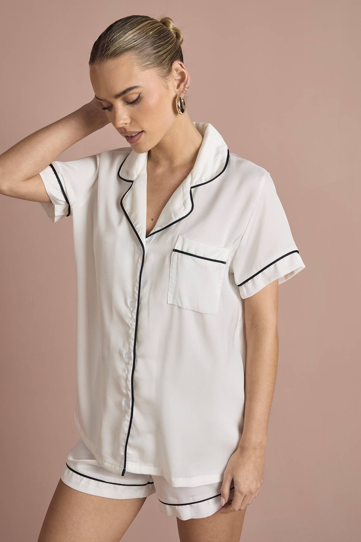 boohoo Ensemble Pyjama de Mariée 'Bride' en Satin Brodé avec Chemise à Manches Courtes et Short