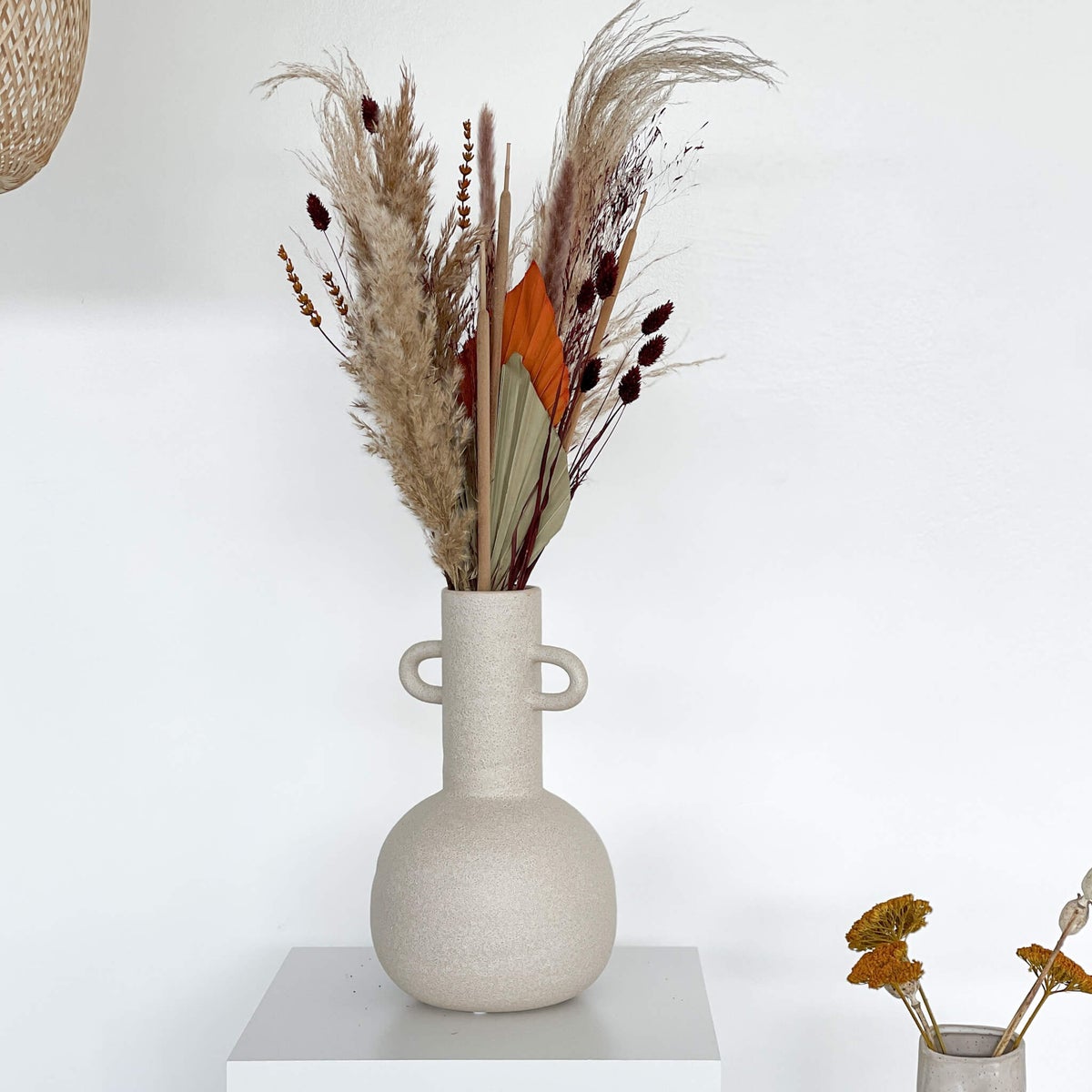 Herfstsfeer: Gevarieerd boeket met gedroogde bloemen, pampasgras en aardse tinten