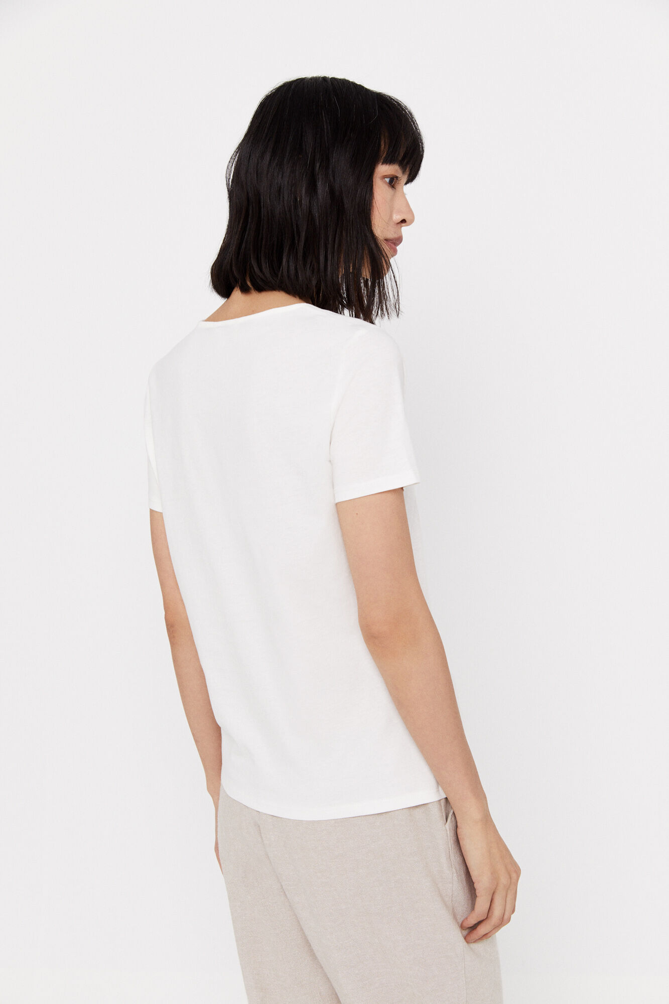 Camiseta branca com bordado de borboletas