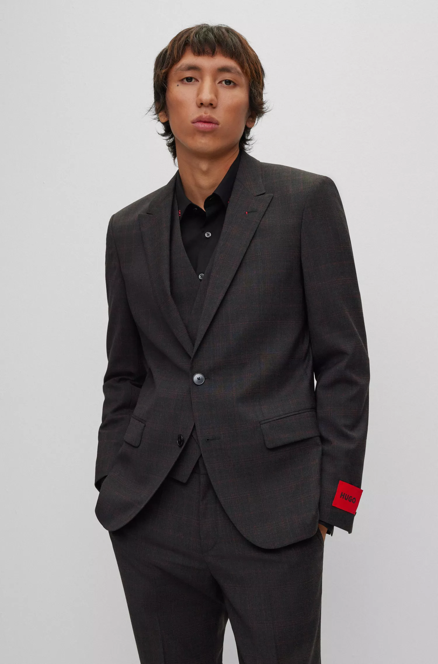 Terno HUGO vermelho de três peças, corte slim, em mistura de lã xadrez.