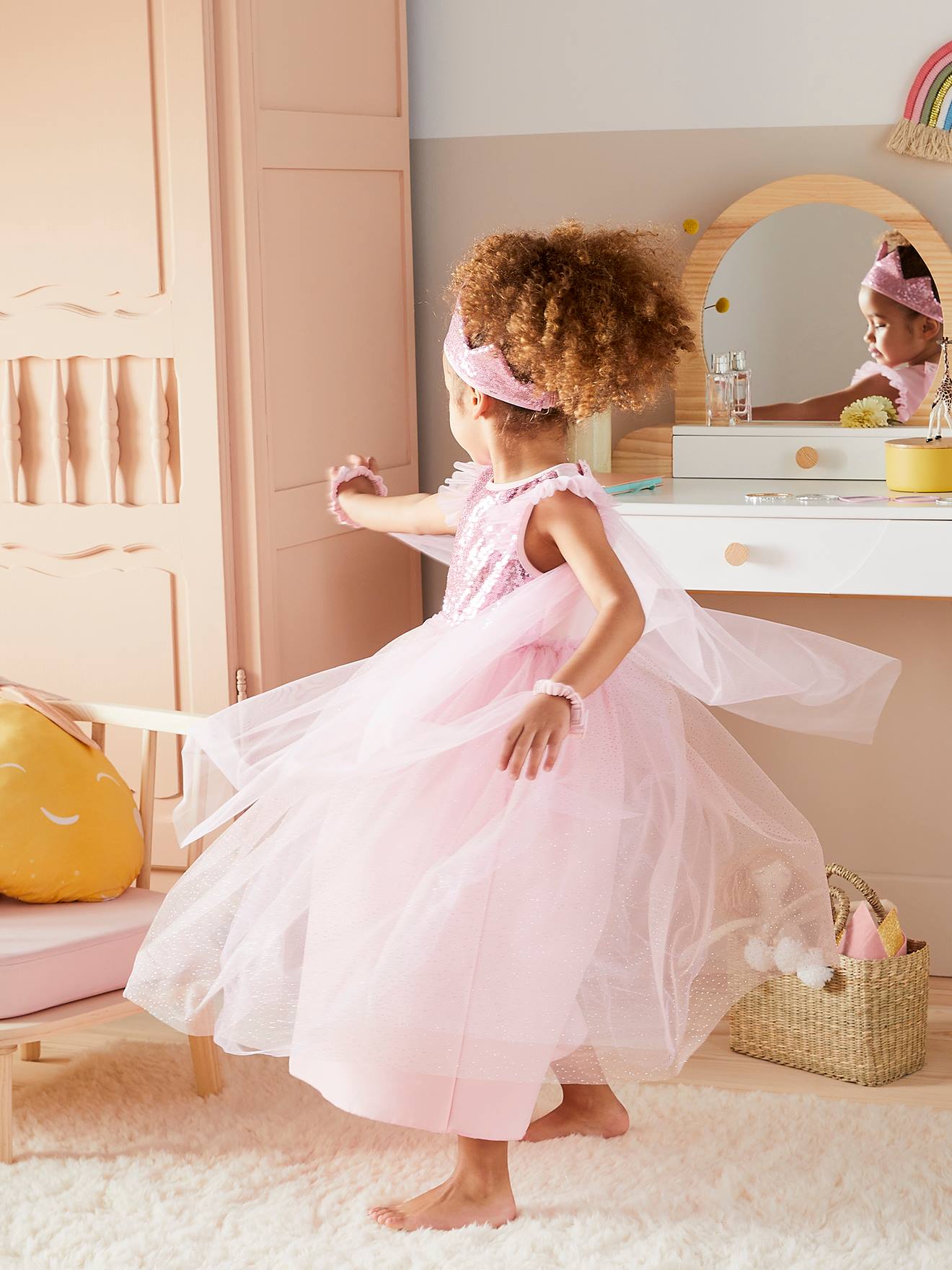 Traje de princesa com véu e coroa verde-esmeralda