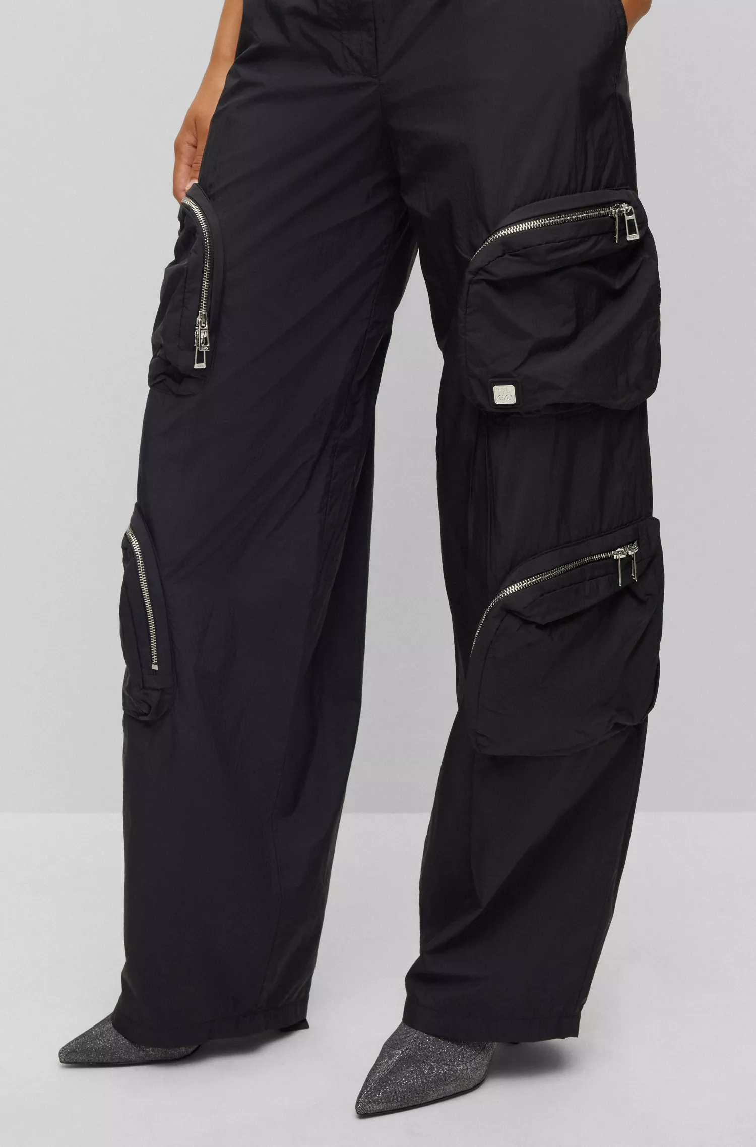 Calça cargo HUGO vermelha, corte relaxado, com bolsos grandes com zíper.