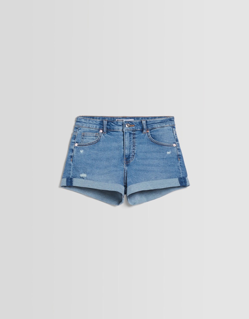 Shorts jeans com a barra dobrada